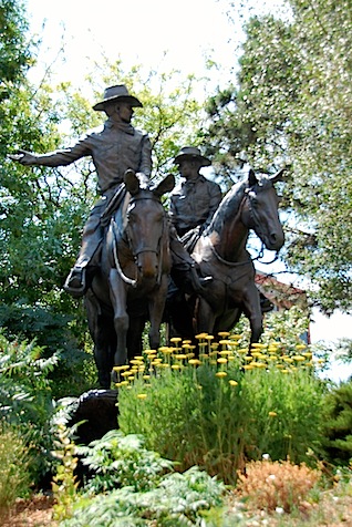 cowboys statue