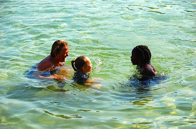 G MorMor swims with kids